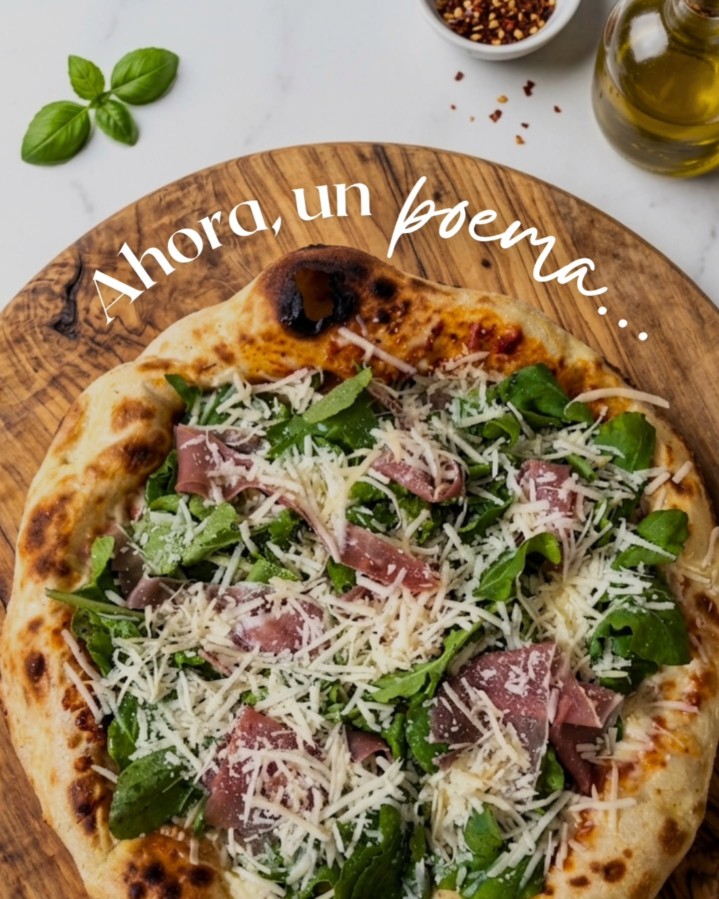 Pizza con prosciutto, rúcula y queso curado